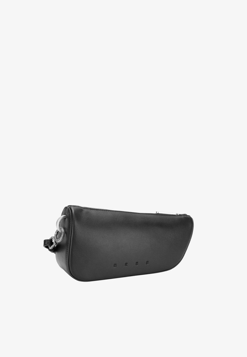 Sac en cuir noir en forme de croissant avec une fermeture éclair argentée et des ferrures métalliques, marqué avec les lettres "BREE" sur le devant.