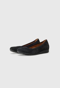 Balerini din suede negru, cu vârful rotund și toc mic. Dispune de o căptușeală interioară confortabilă și talpă flexibilă din cauciuc.