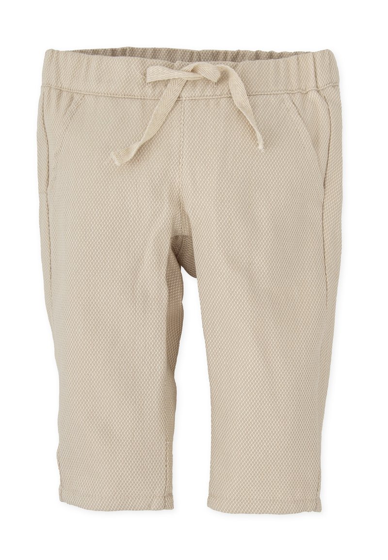 Pantalones cortos texturizados beige con cintura elástica y cordón, que cuentan con dos bolsillos laterales y un corte a la altura de la rodilla.