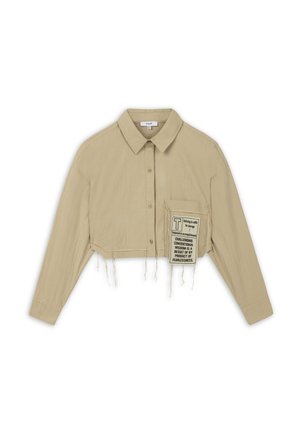 Gekürztes, langärmliges Hemd aus light-beige Stoff. Verfügt über eine Knopfleiste, einen Kragen und eine grafische Brusttasche mit Textdetails. Der Saum ist ausgefranst.
