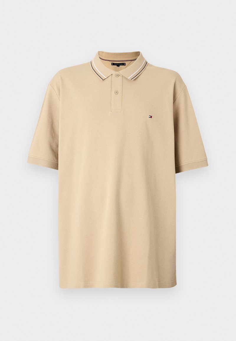 Polo beige in cotone, con colletto a due bottoni, maniche corte e un piccolo logo a contrasto sul petto.