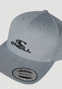 Lys grå snapback-cap med et struktureret stof, sort broderet "O'Neill" logo på fronten og et rundt sølvklistermærke på skyggen.