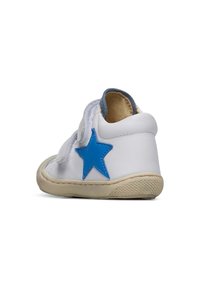 Zapatilla blanca con acento de estrella azul, diseño de cordones, puntera redonda, suela de goma texturizada y parte superior de cuero suave con un ligero desgaste vintage.