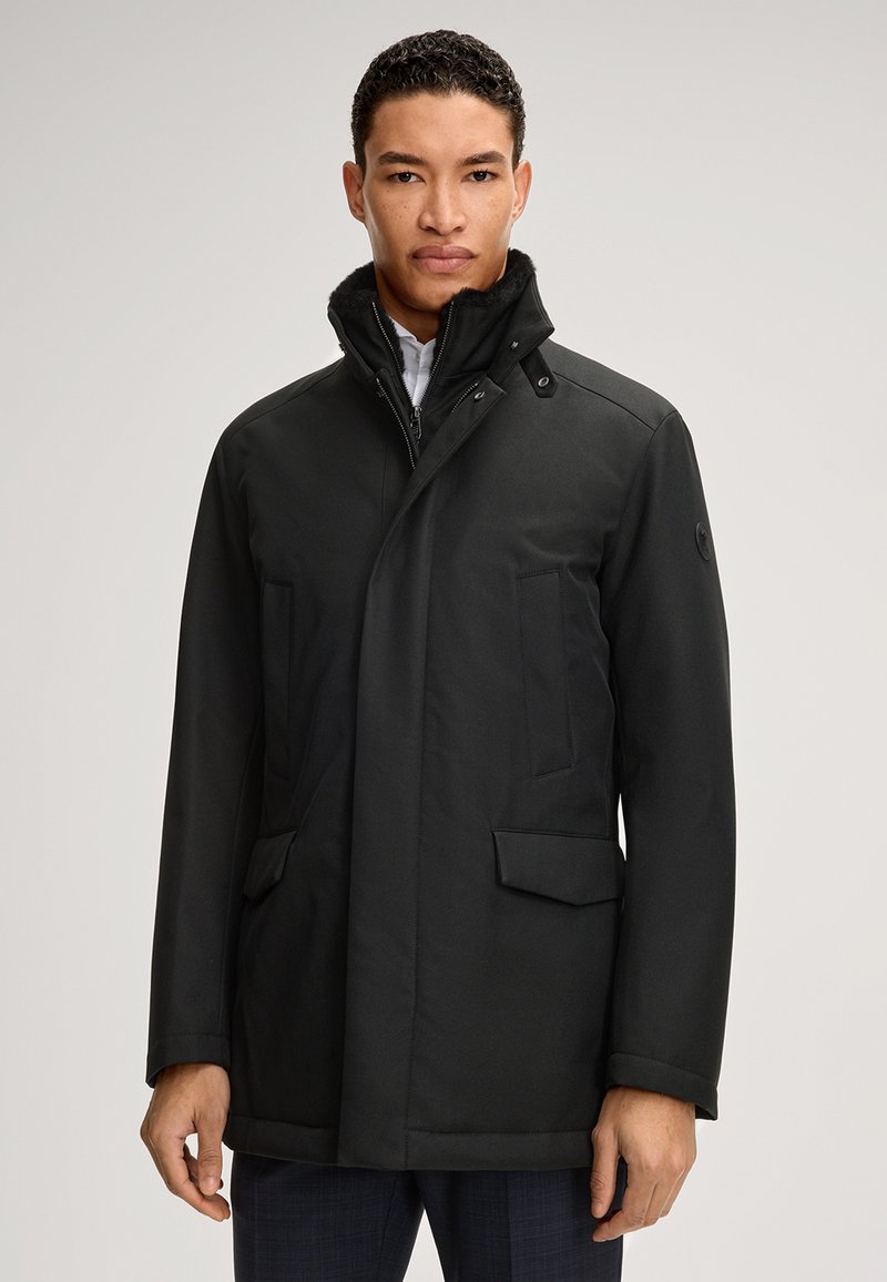 Schwarzer isolierter Mantel mit hohem Kragen, seitlichen Taschen und glatter Oberfläche. Verfügt über knöpfte Akzente und ein leichtes Design.