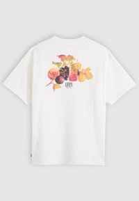 Balta medvilninė marškinėliai su spalvinga vaisių ir gėrimo grafika ant nugaros, o po dizainu yra centruota "LEVI'S" užrašas.
