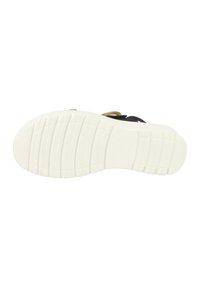 Sole di scarpa da corsa nera con una suola in gomma bianca testurizzata caratterizzata da scanalature orizzontali per una migliore trazione. Design minimale, materiale durevole.