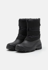 Boots impermeabile negre, cu vârful din cauciuc întărit, parte superioară din textile cu curele elastice și o căptușeală moale, texturată din blană în partea de sus.