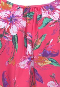 Bloemenpatroon op stof in tinten roze, met grote witte en kleurrijke bloemen en groene bladeren, een zachte textuur en een geraffineerde halslijn.