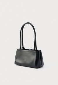 Čierna obdĺžniková kožená kabelka s dvoma dlhými rúčkami a elegantným, minimalistickým dizajnom na bielom pozadí.