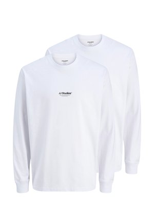 Zwei schlichte weiße Langarm-Shirts mit Rundhalsausschnitt, übereinander getragen, mit kleinem schwarzem "JJ Studios"-Schriftzug auf der Vorderseite.