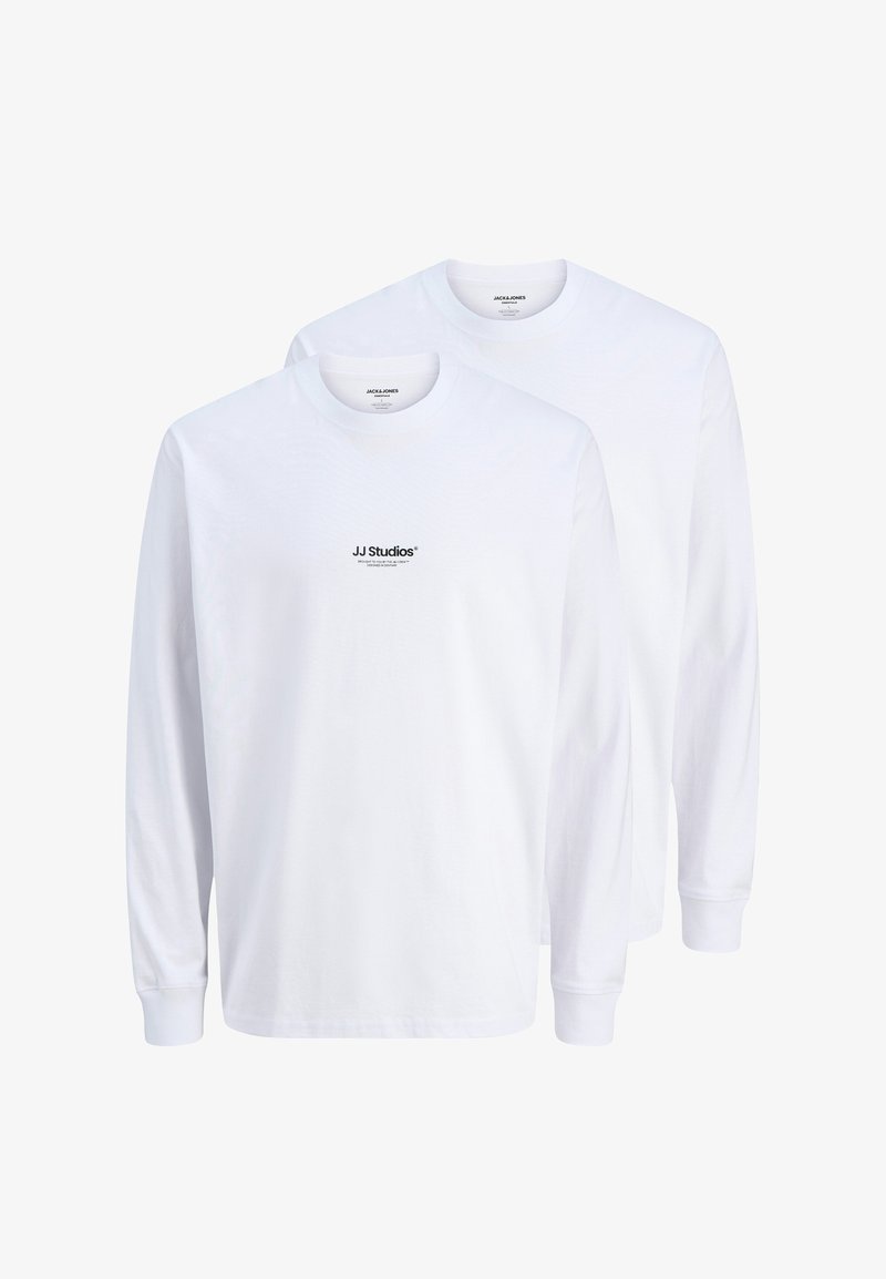 Zwei schlichte weiße Langarm-Shirts mit Rundhalsausschnitt, übereinander getragen, mit kleinem schwarzem "JJ Studios"-Schriftzug auf der Vorderseite.