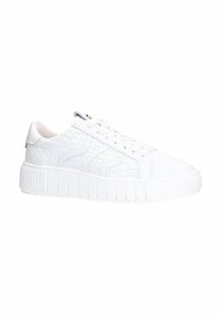 Witte sneaker met een gestructureerd bovenwerk met een ruitpatroon, ronde neus, platte veters en een dikke, ribbelige zool voor extra hoogte.