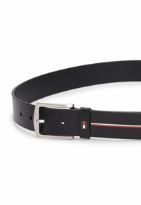Cintura in pelle nera con una fibbia metallica argentata, caratterizzata da un dettaglio a strisce colorate in rosso e blu, e diversi fori di regolazione.