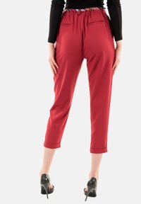 PLEASE Pantaloni - rouge