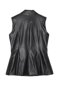 Gilet in pelle nera con silhouette su misura, senza maniche, colletto a punte e due tasche laterali, caratterizzato da una texture liscia e un design elegante.