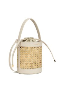 Borsa a secchiello rotonda realizzata in rattan intrecciato color tan con base in pelle beige e tracolla regolabile, dotata di chiusura a coulisse nella parte superiore.
