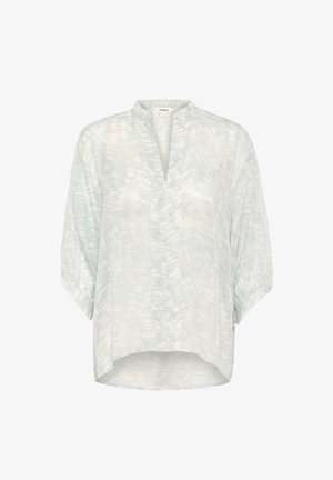 Svijetloplava bluzica izrađena od mekog, teksturiranog materijala. Ima V-izrez, kratke rukave i suptilan apstraktni uzorak.