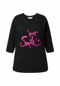 Schwarzes V-Ausschnitt-T-Shirt mit 3/4-Ärmeln, das in kräftigem Pink den Text "just Smile" und kleine Herzakzente zeigt, aus weichem Baumwollstoff gefertigt.