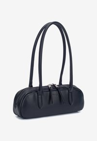 Μαύρη δερμάτινη τσάντα χειρός με στρογγυλεμένο σχήμα, διπλές λαβές και κλείσιμο με φερμουάρ. Διαθέτει ανάγλυφο λογότυπο και λεία υφή.