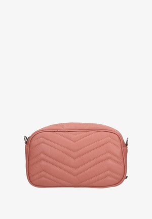 Borsa a tracolla in pelle rosa trapuntata con motivo a zigzag, chiusura con zip e tracolla regolabile. Texture liscia, forma compatta.