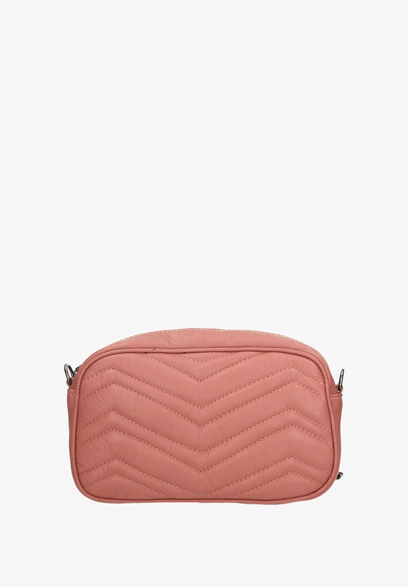 Borsa a tracolla in pelle rosa trapuntata con motivo a zigzag, chiusura con zip e tracolla regolabile. Texture liscia, forma compatta.