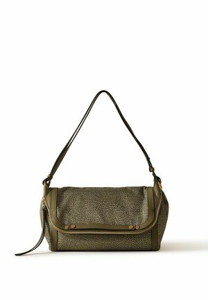 Sac à main en cuir texturé vert olive avec rabat zippé, longue bandoulière et détails en métal doré.
