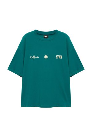 T-shirt manches courtes couleur sarcelle avec le texte ""California"", un graphique de soleil et ""STWD"" imprimés sur la poitrine.