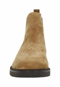 Tan suède enkellaars met een gladde textuur, elastische zijpaneel en een zwarte rubberen zool. Beschikt over een lus aan de achterkant voor eenvoudig aan- en uittrekken.