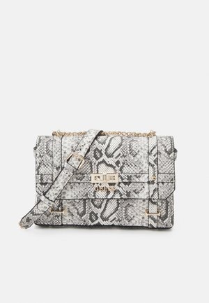 Rechthoekige crossbodytas met grijs-zwart slangenhuidpatroon, goudkleurige ketting- en gespband en een draaiknopsluiting aan de voorkant.