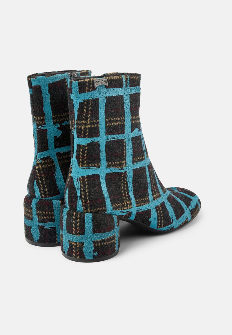 Czarne botki za kostkę na słupku, z wzorem w kratę pokrytym wyrazistymi niebieskimi liniami siatki.