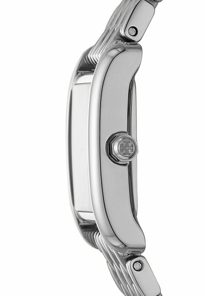 Sidestillet syn af sølvmetal armbåndsur, der viser kronen med logo og sammenkædet metalarmbånd på hvid baggrund.