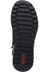 Schwarze Gummisohle mit gerillter Textur, ausgestattet mit einem roten Logo. Glatte Kanten und ein abgerundetes Design der Zehenpartie. Strapazierfähig und strukturiert für guten Halt.