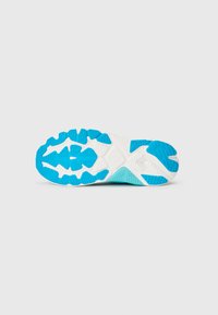 Sportschuhsohle mit blauem und weißem Gummi, strukturierten Mustern für Grip und einem markanten gezackten Design über die gesamte Oberfläche.