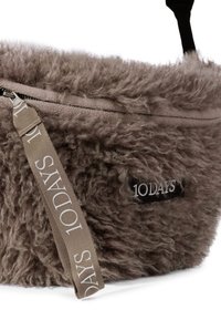 Faux fur taske i lysebrun med en struktureret, fluffy overflade. Har en lynlåslukning og et mærke-logo i sort på siden.