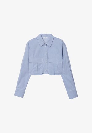 Camicia cropped a maniche lunghe con righe verticali blu e bianche. Presenta un colletto, due tasche frontali e maniche lunghe con dettagli sui polsini.