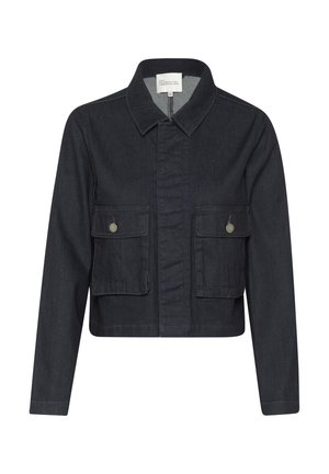 Ciemnoniebieska kurtka dżinsowa z kołnierzykiem, krojem do talii, dwoma przednimi kieszeniami z klapkami i srebrnymi guzikami. Widoczne proste detale szycia.