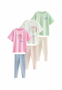 Zestaw czterech elementów odzieży do spania dla dzieci. Dwie koszulki z krótkim rękawem w kolorze różowym i zielonym oraz dwie legginsy w niebieskie paski i beżowe.