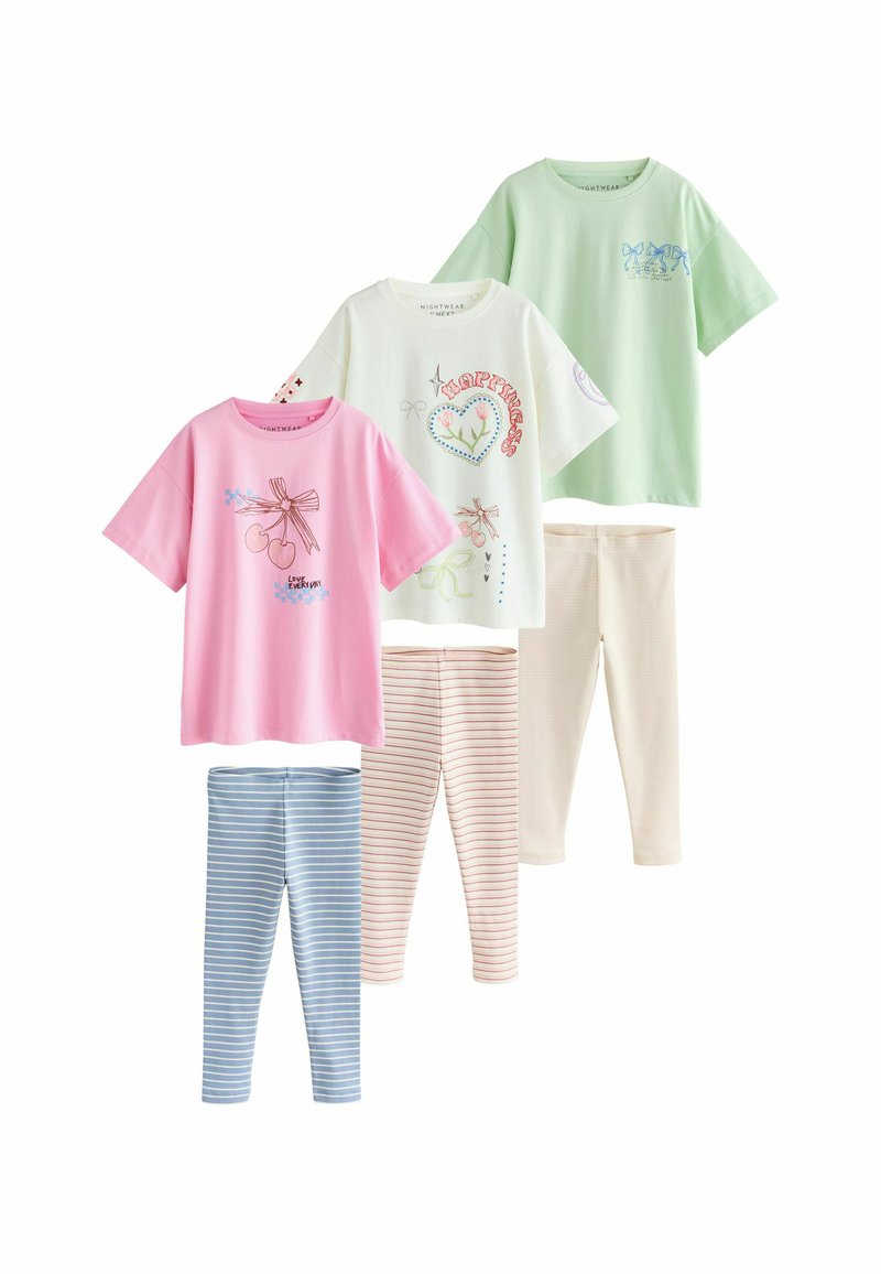 Zestaw czterech elementów odzieży do spania dla dzieci. Dwie koszulki z krótkim rękawem w kolorze różowym i zielonym oraz dwie legginsy w niebieskie paski i beżowe.