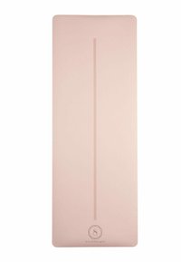 Matte roze yoga mat met een gecentreerd verticaal lijnpatroon. Afgeronde hoeken, gladde textuur en het merklogo aan de onderkant.
