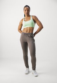 adidas Performance Sports-BH-er med medium støtte - semi green spark/white