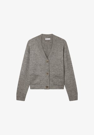 Jasnoszara kardiganka wykonana z miękkiej dzianiny. Posiada dekolt w serek, cztery guziki oraz dwie przednie kieszenie. Prosty i funkcjonalny design.