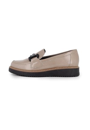 Mocasines de cuero beige con un hebilla decorativa negra, detalles cosidos, puntera redondeada y una suela de goma negra texturizada.