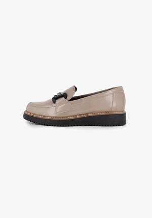 Mocasines de cuero beige con un hebilla decorativa negra, detalles cosidos, puntera redondeada y una suela de goma negra texturizada.