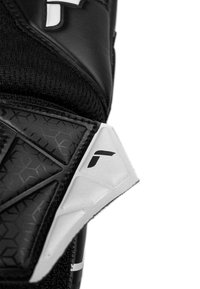 Schwarze Sporthandschuhe aus strukturiertem synthetischem Material, mit weißen Akzenten und einem geometrischen Muster im Handgelenkbereich.