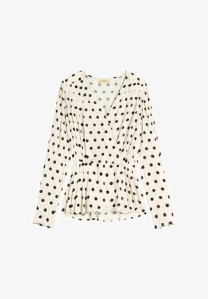Biała bluzka zapinana na kopertę z długimi rękawami, czarne kropki, plisowany pas i dekolt w kształcie litery V.