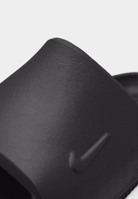 Μαύρη σαγιονάρα Nike με υφασμένο λουρί που διαθέτει ανάγλυφο λογότυπο Nike swoosh.