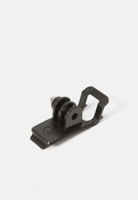 Svart plastmonteringsbrakett med tre rygger, rund hull og en klips for feste. Glatt tekstur, minimal design.