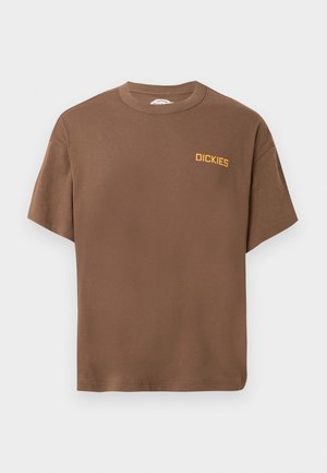 Smeđa majica kratkih rukava s okruglim izrezom i malim žutim logotipom "DICKIES" na lijevoj strani prsa, na jednobijeloj pozadini.