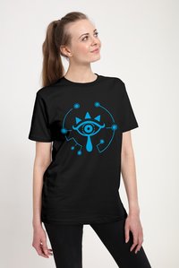 Černé bavlněné tričko s velkým modrým grafickým motivem oka s geometrickými prvky a kruhovými detaily.