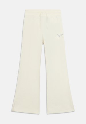 Calças de flare de cor creme, feitas de um tecido suave, com um cordão na cintura e um pequeno swoosh da Nike bordado de forma discreta no quadril esquerdo.